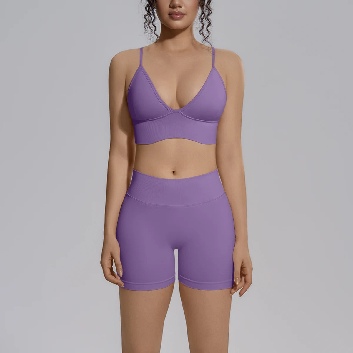 Lila Yoga-Set mit nahtlosem Bustier und High-Waist-Shorts