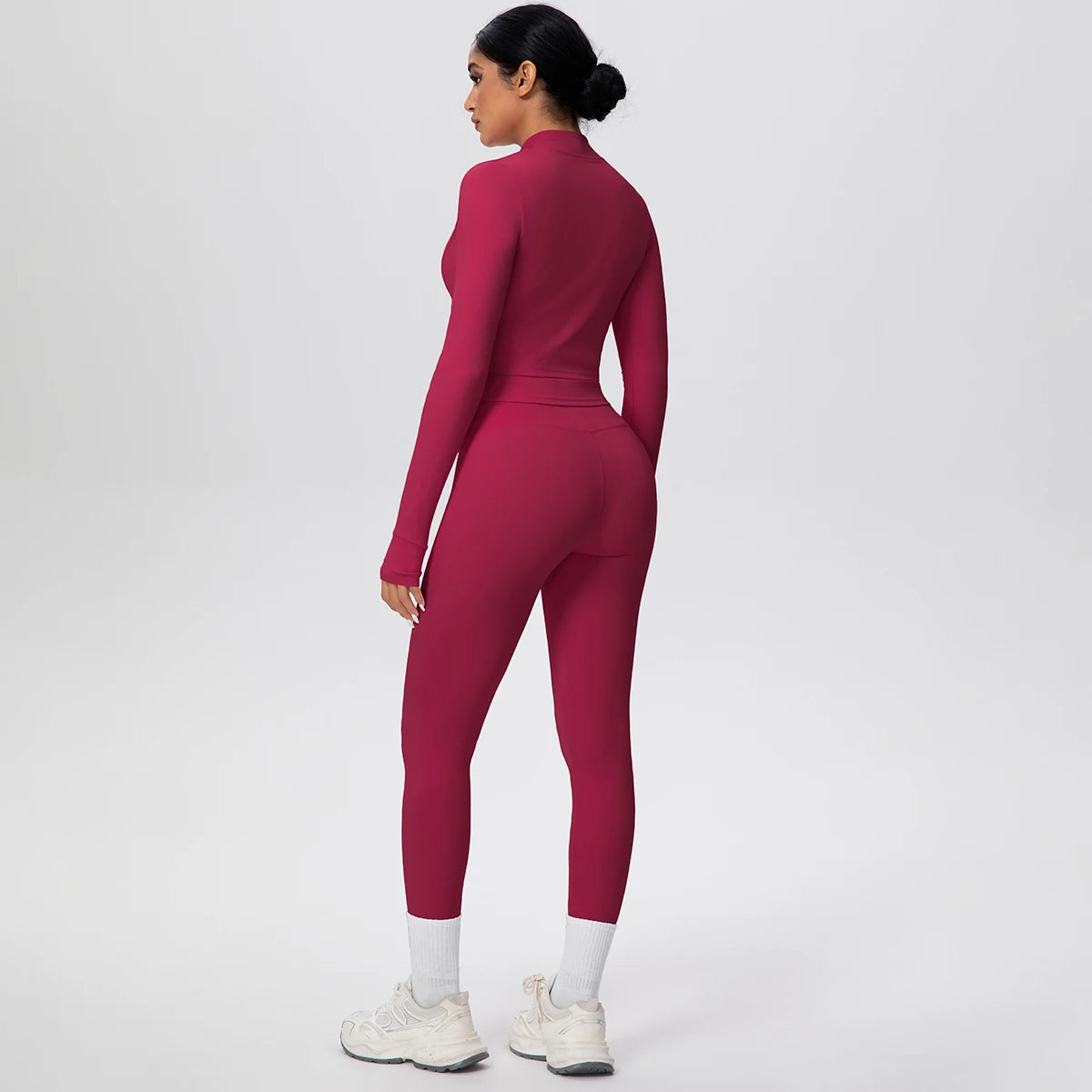 Damen-Yoga-Set bordeauxrot: seitliche Rückansicht mit Leggings und offener Jacke