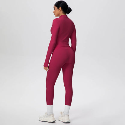 Damen-Yoga-Set bordeauxrot: seitliche Rückansicht mit Leggings und offener Jacke