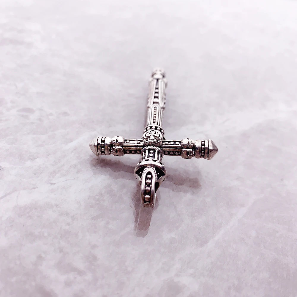 Kreuz-Anhänger aus 925 Sterling Silber, detailreiche Front mit Öse oben