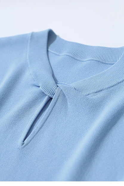 Detailansicht: hellblaues Stricktop mit Rundhalsausschnitt und kurzer Knopfleiste