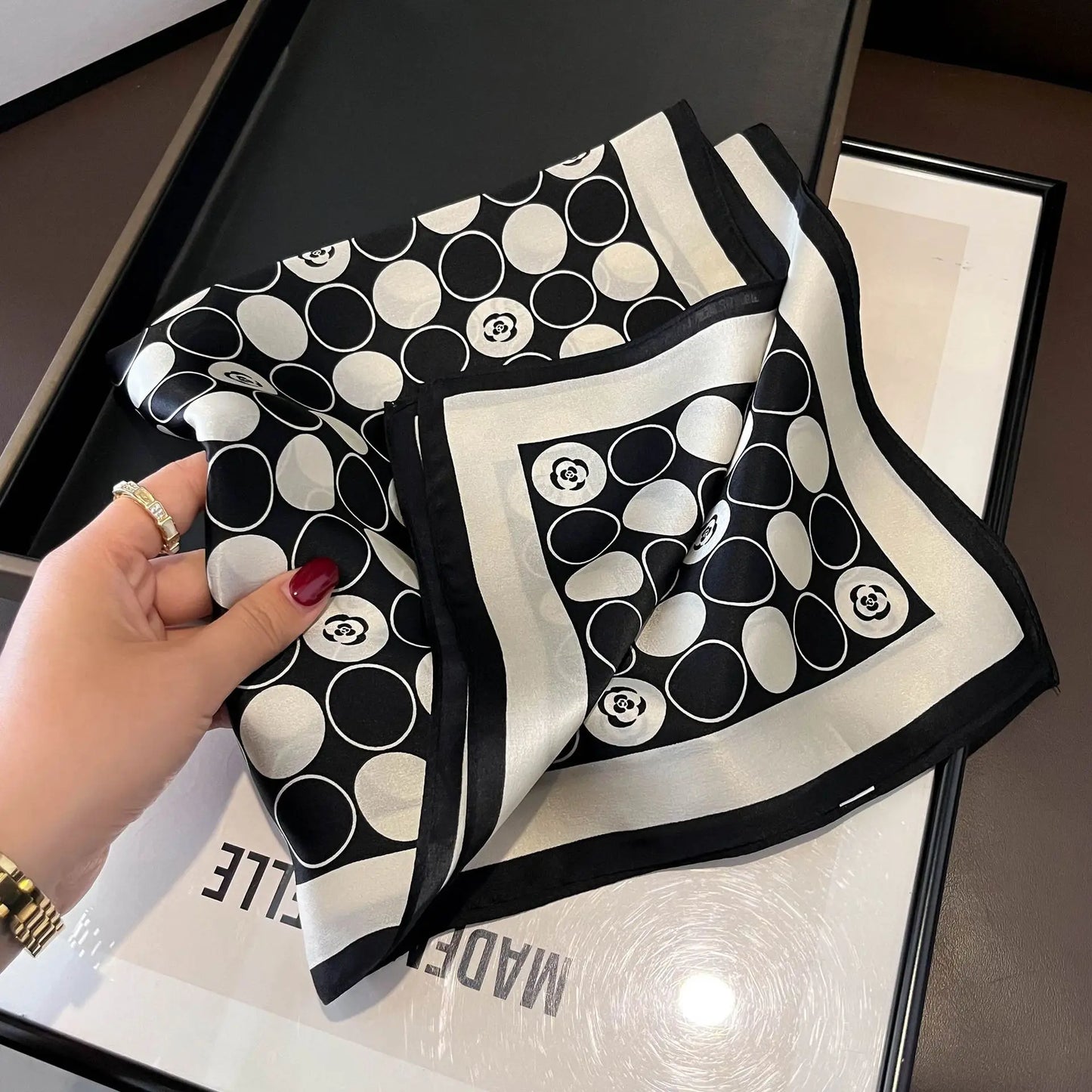 Damen Seidenschal 53cm Blumenprint quadratisch Haarband Halstuch Büro Hijab Geschenk