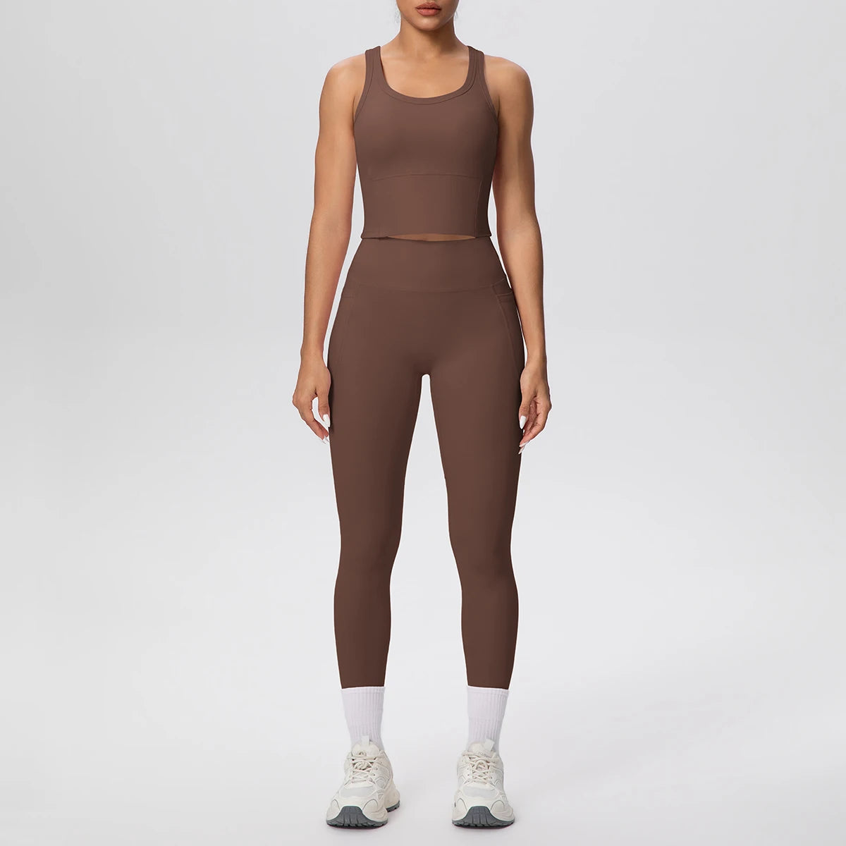 Yoga-Sportset in Braun: ärmelloses Crop-Top und High-Waist Leggings mit Kontrastknöcheln