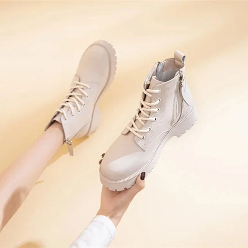 Beige Stiefeletten mit Schnürsenkeln und Reißverschluss, gepolsterter Schaft mit Kunstfell.