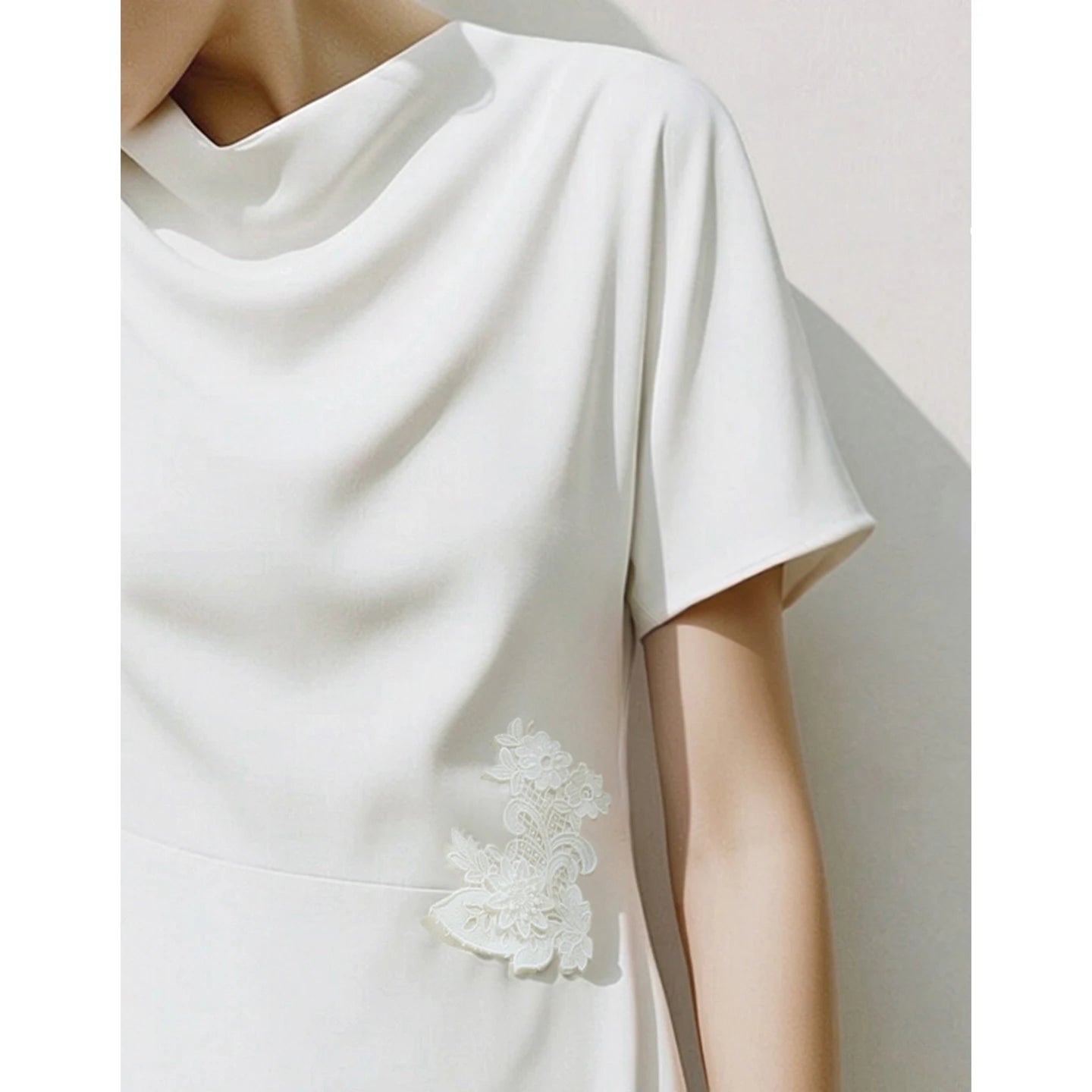 Elegantes Damenkleid Im Sommer Mit Asymmetrischem Wasserfallausschnitt