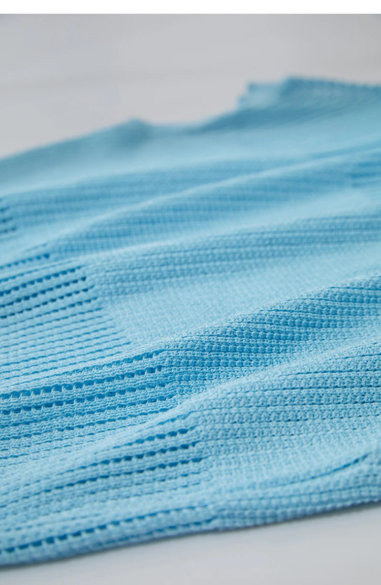 Damen-Wollstrickpullover hellblau mit feinem Lochstrick und Rippenstruktur am Ärmel.