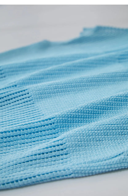 Damen-Wollstrickpullover hellblau mit feinem Lochstrick und Rippenstruktur am Ärmel.