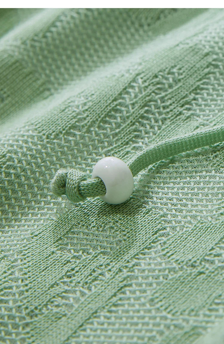 Damen-T-Shirt in hellem Grün: Schulterknopf und Jacquardstoff mit feinem Strukturmuster