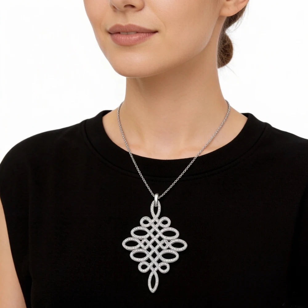 Anhänger aus 925 Sterling Silber mit floralen Love-Knoten, getragen an einer feinen Kette