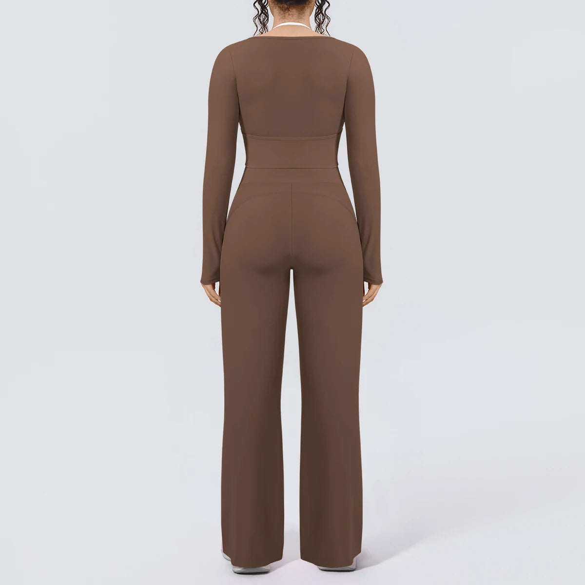 Braunes Yoga-Set im Rückansicht: eng geschnittenes Crop-Top und lange, weite Hose