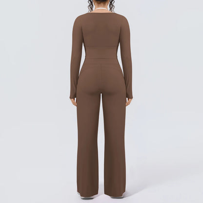 Braunes Yoga-Set im Rückansicht: eng geschnittenes Crop-Top und lange, weite Hose