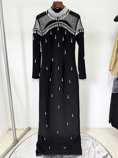 Elegantes ärmelloses Minikleid mit Rundhalsausschnitt und Patchwork-Schal für Damen – figurbetont und stilvoll.