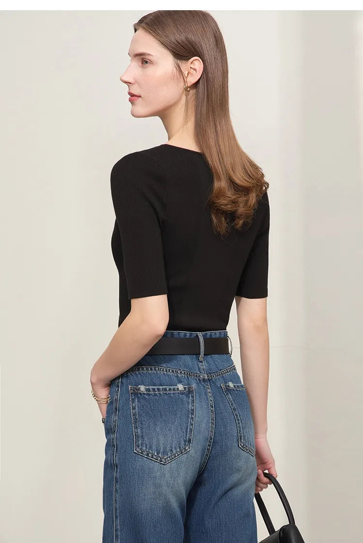 Schwarzer Damen-Strickpullover Rückansicht mit geripptem Halbarm und eckigem Ausschnitt