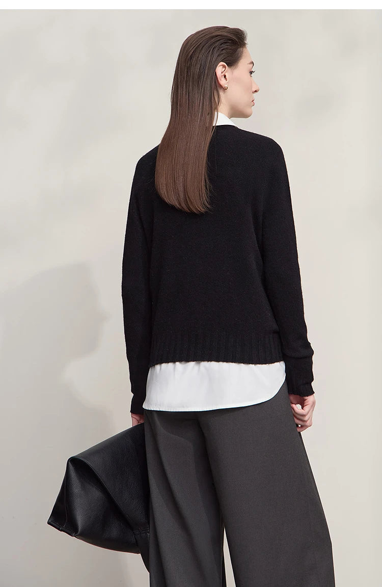 Damen-Pullover mit Stehkragen, schwarzer Strick, lange Ärmel, gerippter unterer Saum hinten.