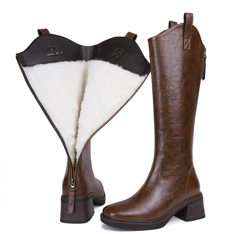 Braune Stiefel mit Wollfutter am Schaft und Blockabsatz