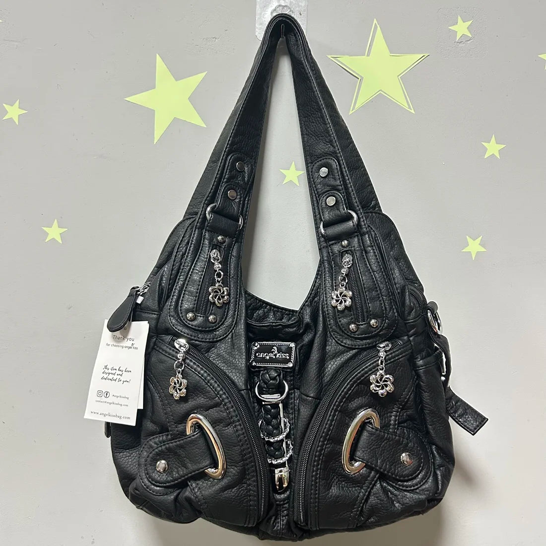 Damen-Schultertasche in Schwarz mit Kettenapplikationen, Zipper und seitlichen Taschen