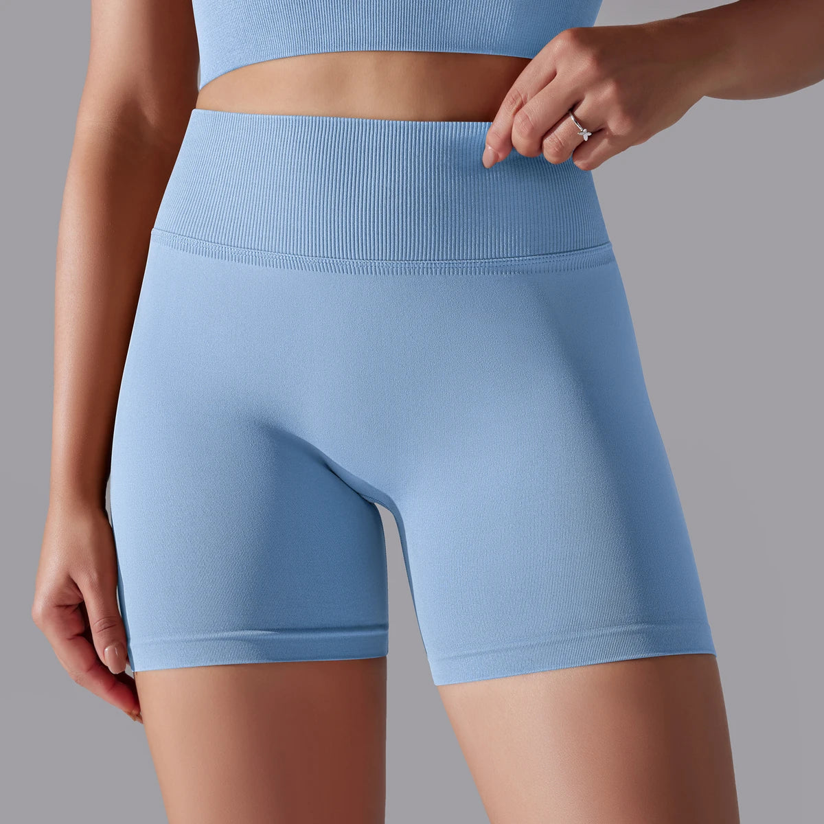 Nahtlose gestrickte Damen-Workout-Shorts, hellblau, mit hoher Taille und Po-Formnaht