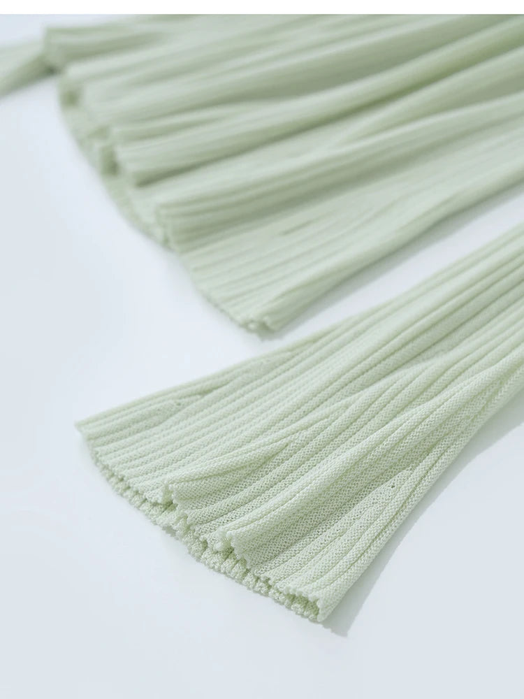 Saumdetail am Damenpullover Hellmint mit feinem Rippenmuster und leicht auslaufender Form