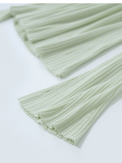 Saumdetail am Damenpullover Hellmint mit feinem Rippenmuster und leicht auslaufender Form