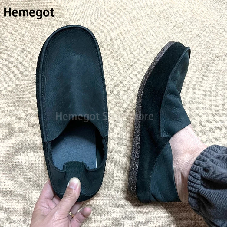 Herren-Slipper aus dunklem Leder mit Schlupföffnung, seitlicher Naht und flacher Sohle