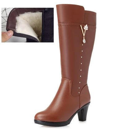 Braune kniehohe Damenstiefel mit warmem Wollfutter und Blütenanhänger am Schaft.