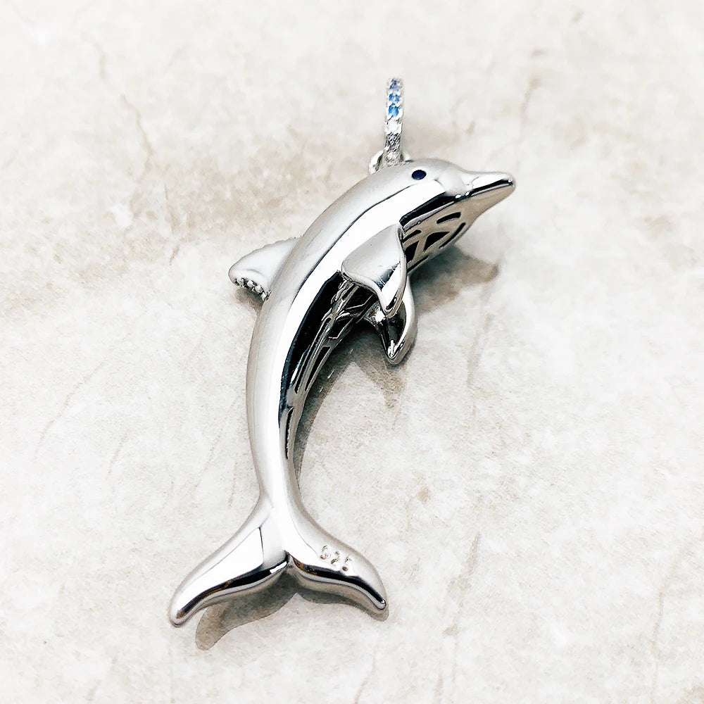 Delphin-Anhänger aus 925 Sterlingsilber mit blauem Stein am Steinsockel, seitlich