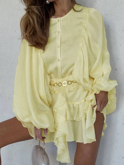 Weite Damen-Lederhose mit hohem Bund und Reißverschluss im minimalistischen Design – modisch und schick.