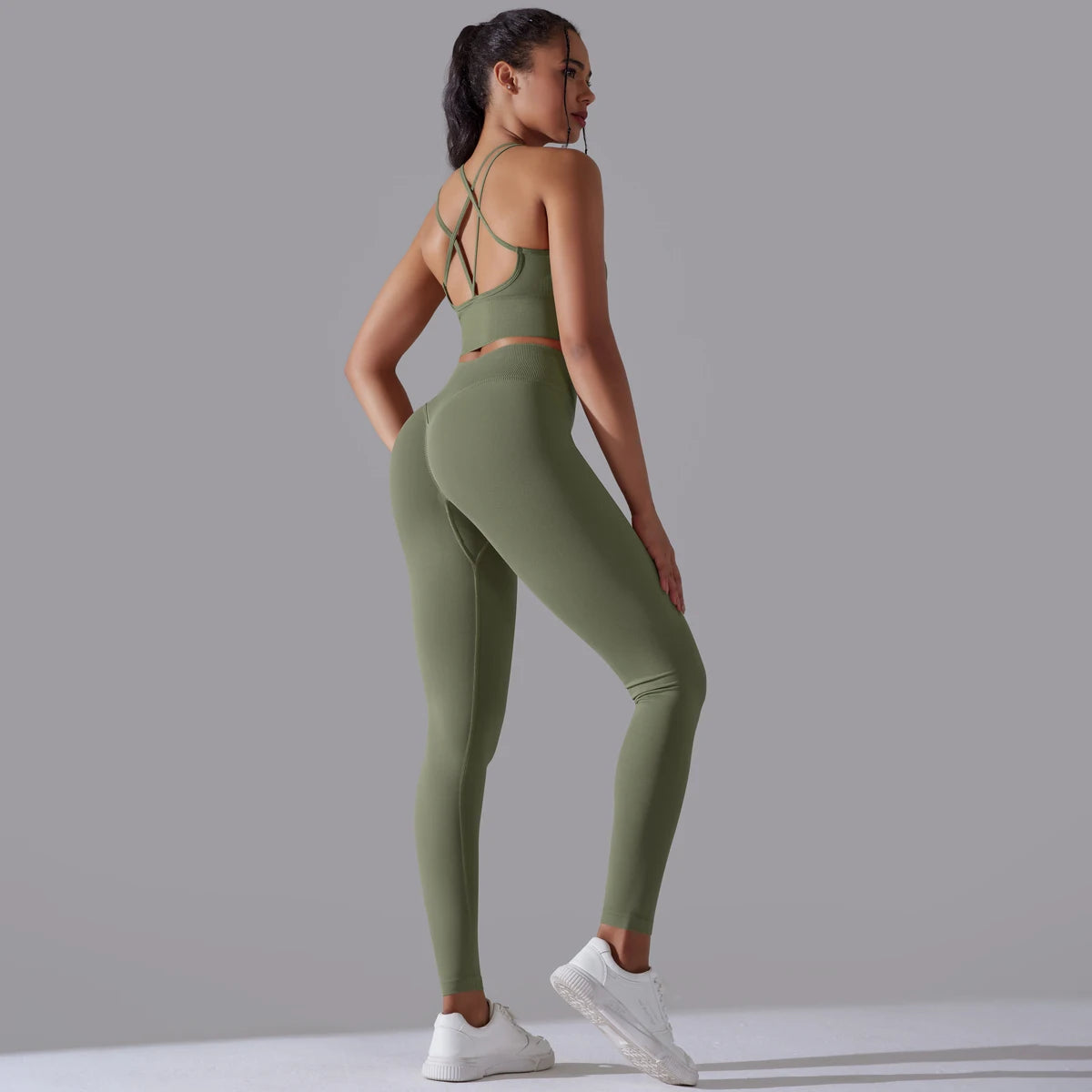 Hamidou nahtloses Yoga-Set, olivgrünes Top mit gekreuzten Trägern und Leggings