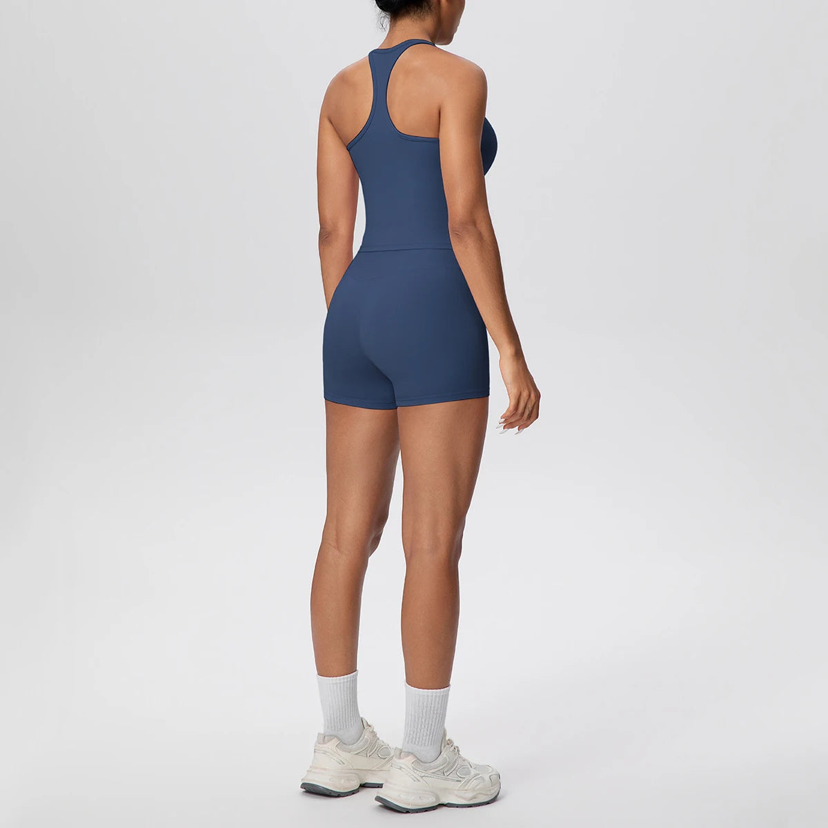 Dunkelblaues Yoga-Set von hinten: ärmellose Weste mit Trägern und High-Waist-Shorts