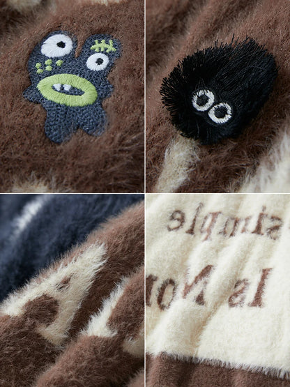 Damenpullover-Detail mit Zierapplikationen und Schrift-/Buchstabenprint in Flauschoptik