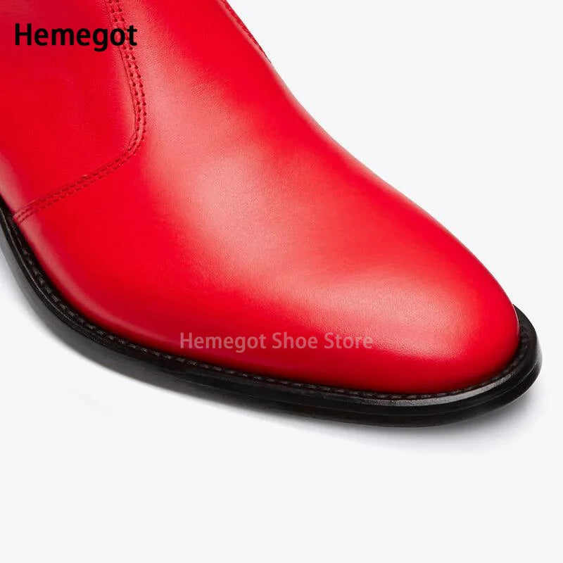 Rote Chelsea-Boots Nahaufnahme: spitzer Zeh, schwarze Sohle und Seitennaht
