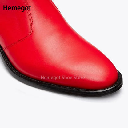 Rote Chelsea-Boots Nahaufnahme: spitzer Zeh, schwarze Sohle und Seitennaht