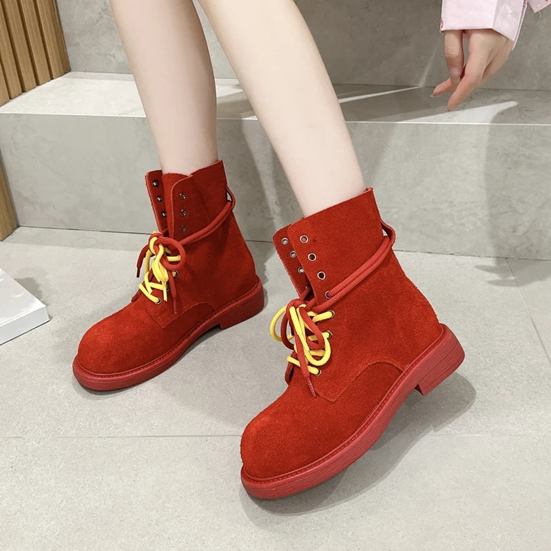 Knöchel-Bikerboots aus Wildleder, dunkelrot, Schnürung und Riemen mit Nieten, flache Sohle