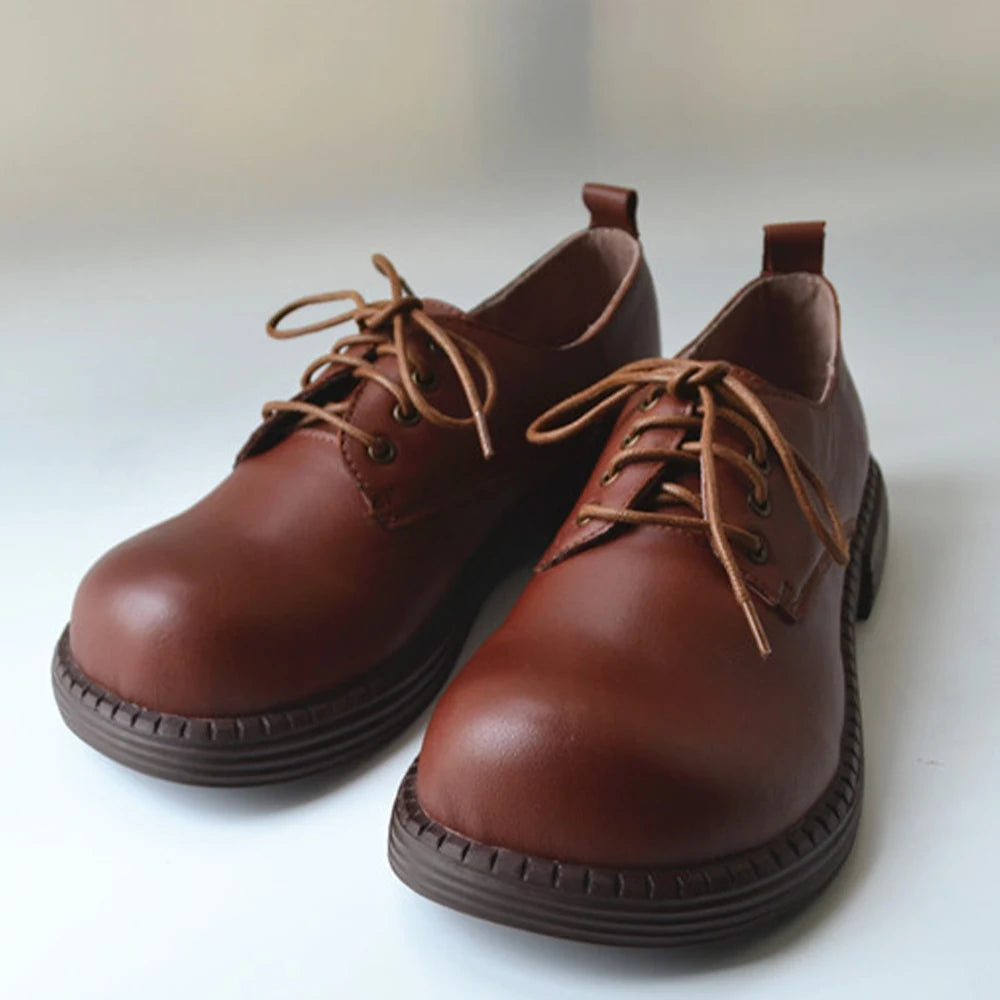 Braune Herrenschnürschuhe, runde Spitze, Schnürsenkeln und dicker Profilsohle