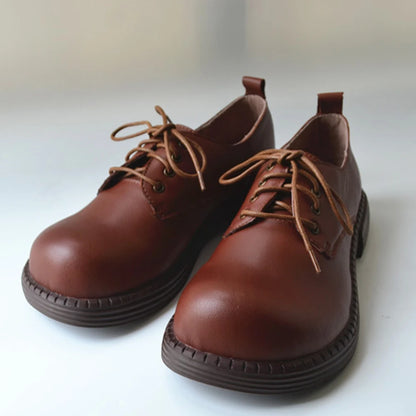 Braune Herrenschnürschuhe, runde Spitze, Schnürsenkeln und dicker Profilsohle
