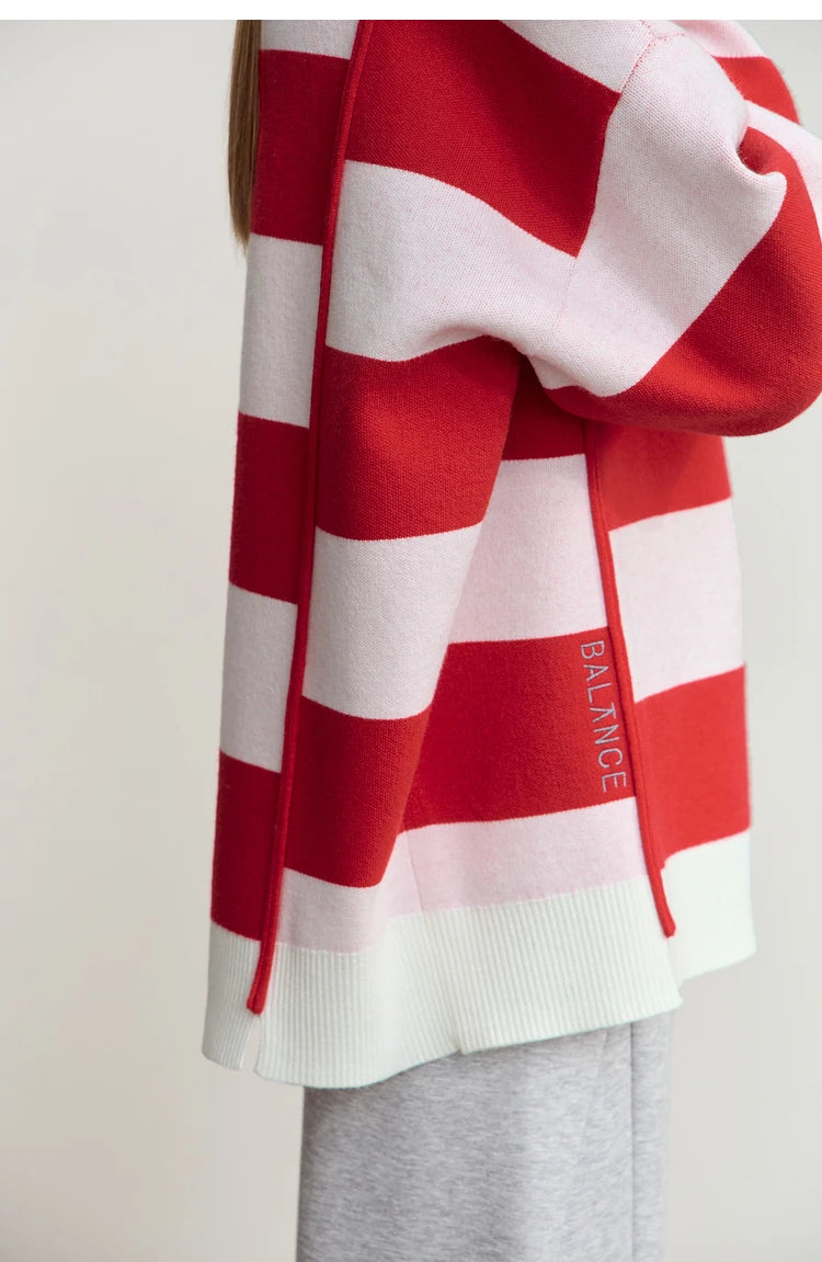Gestreifter Damenpullover aus Strick, rot/weiß, Detail am Saum mit langen Schlaufen