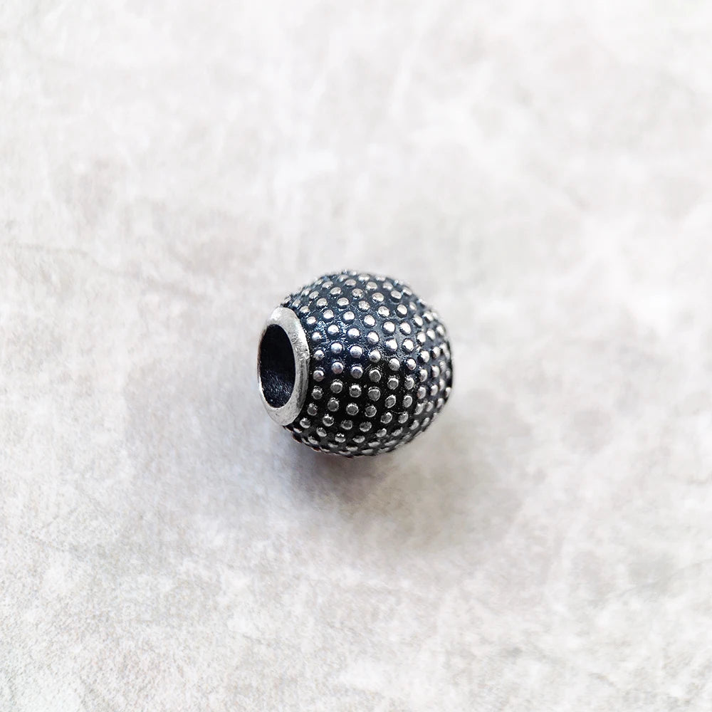 Kathmandu Charm-Perle aus 925er Sterlingsilber mit sichtbarer Öffnung und Noppenstruktur