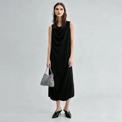 Ärmelloses Sommerkleid in Schwarz, drapierter Ausschnitt, midi-lange Passform