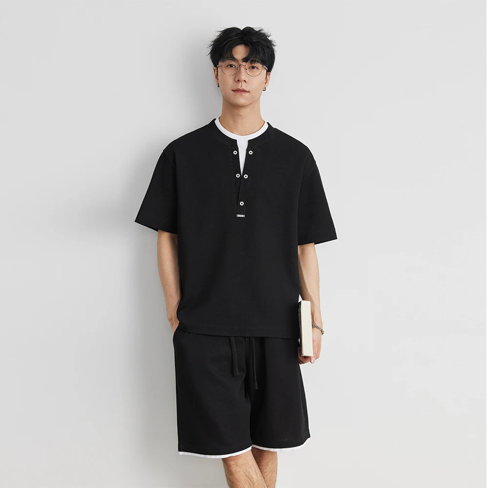Herren Sport Anzug mit Henry Kragen und lockeren Shorts für den Sommer