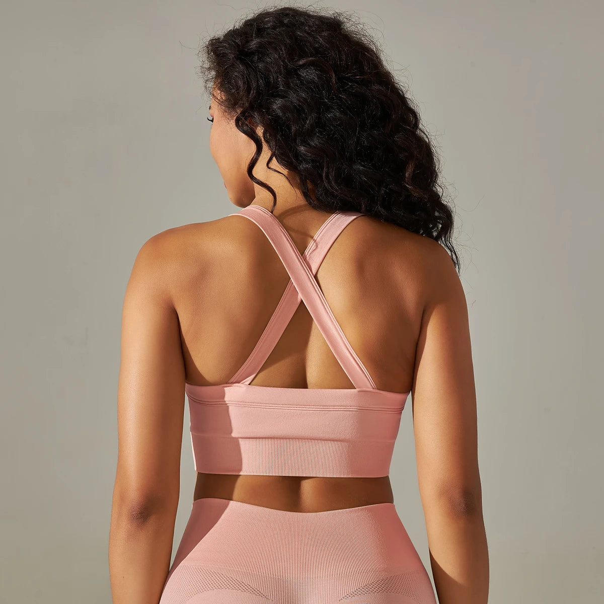 Yoga-BH mit Kreuzträgern am Rücken, nahtarm, roséfarben