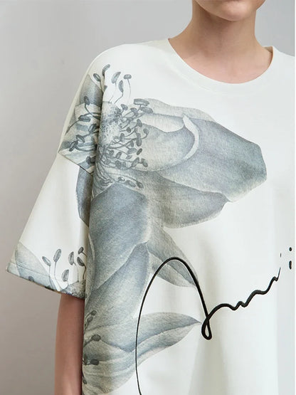 Damen T-Shirt mit lockerem O-Ausschnitt und Blumenmuster sowie Stickerei