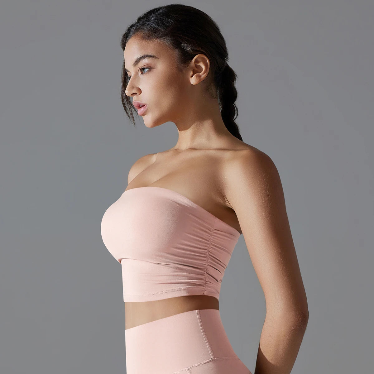 Nahtloser Sport-BH in zartrosa, trägerloser Bandeau mit seitlichem Sitz