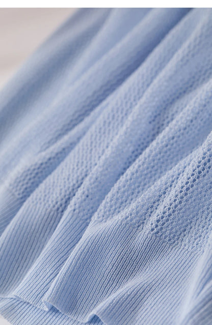 Leichter Strickpullover mit O-Ausschnitt, kurzarm, hellblau mit feiner Struktur