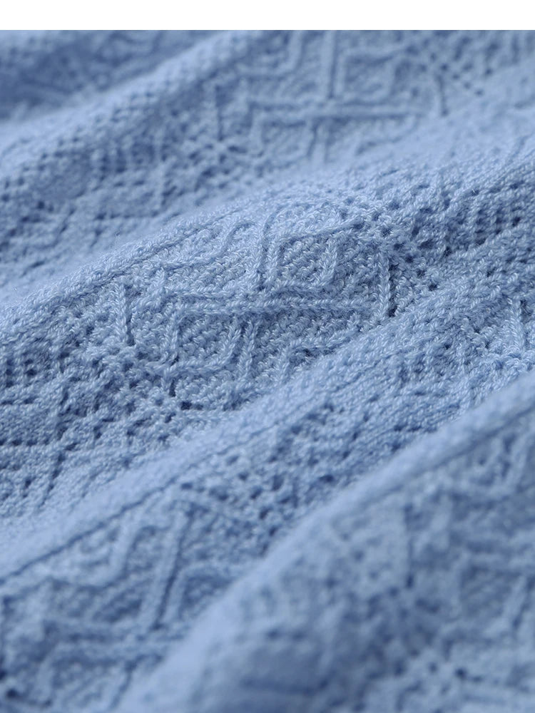 Hellblauer Strickstoff mit reliefartigem Zopfmuster