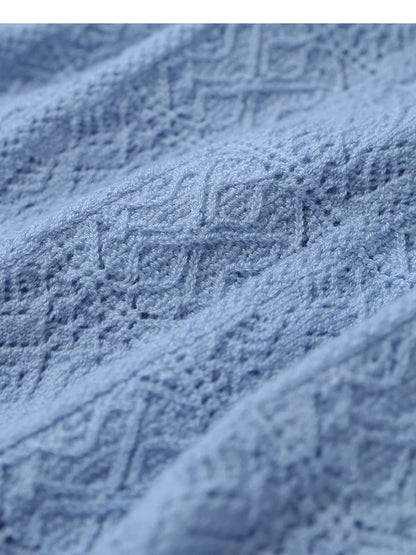 Hellblauer Strickstoff mit reliefartigem Zopfmuster
