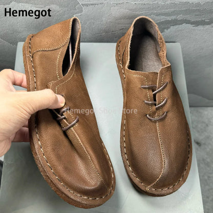 Herren-Lederschuhe, braun, seitliche Ansicht mit Schnürung und genähter Kante