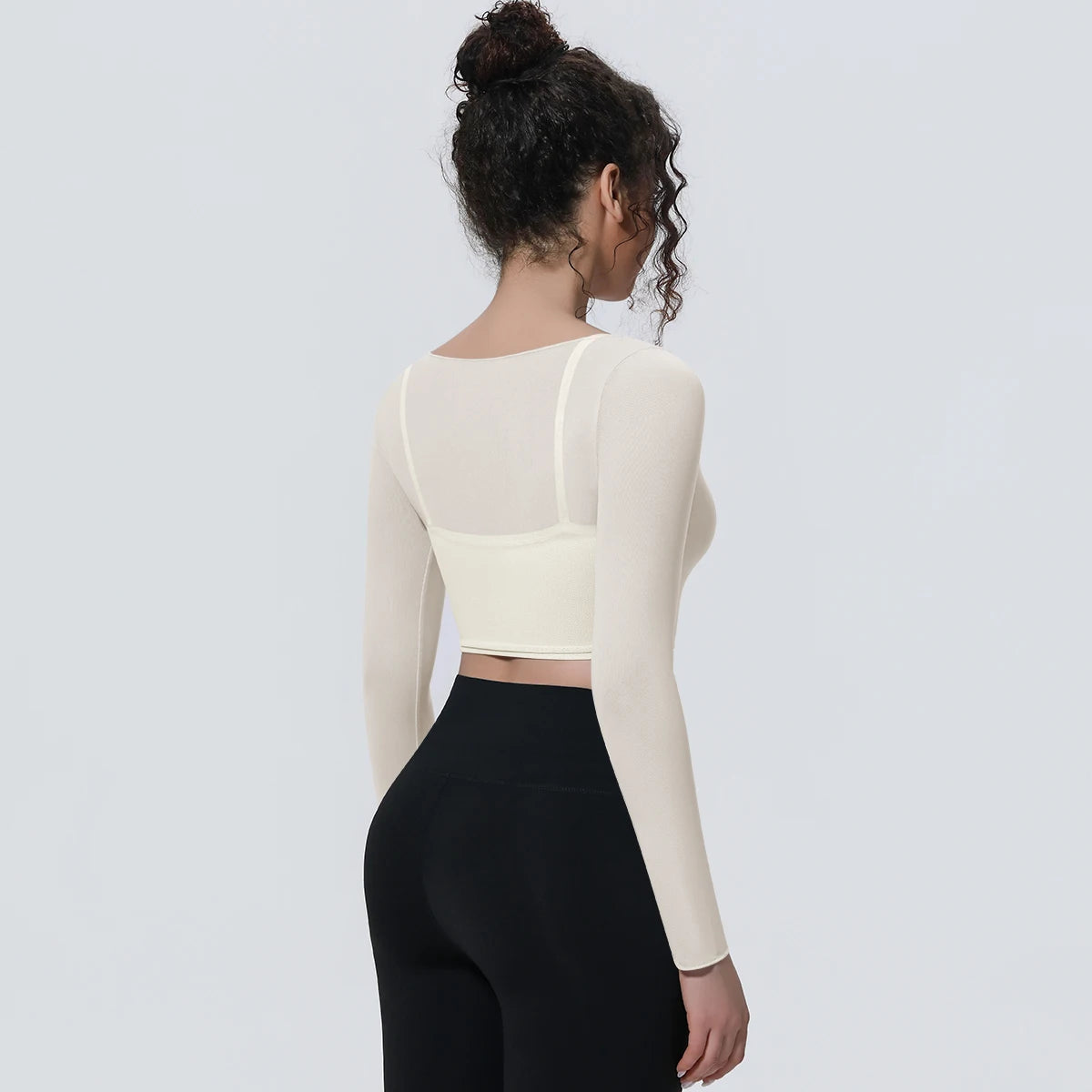 Damen Langarm-Yoga-Shirt cremefarben, Rückansicht mit langen Ärmeln und zarter Mesh-Optik