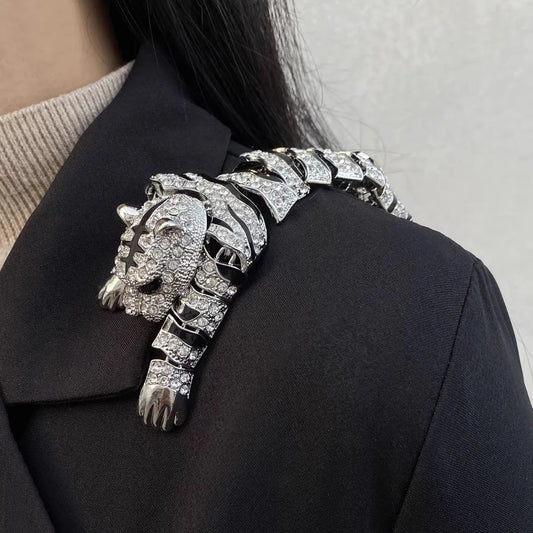 Tiger-Brosche mit Strass, silberfarben, tierförmig auf schwarzer Jacke