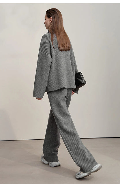 Graues Strick-Set mit Rollkragenpullover und weiter Hose, Rückansicht
