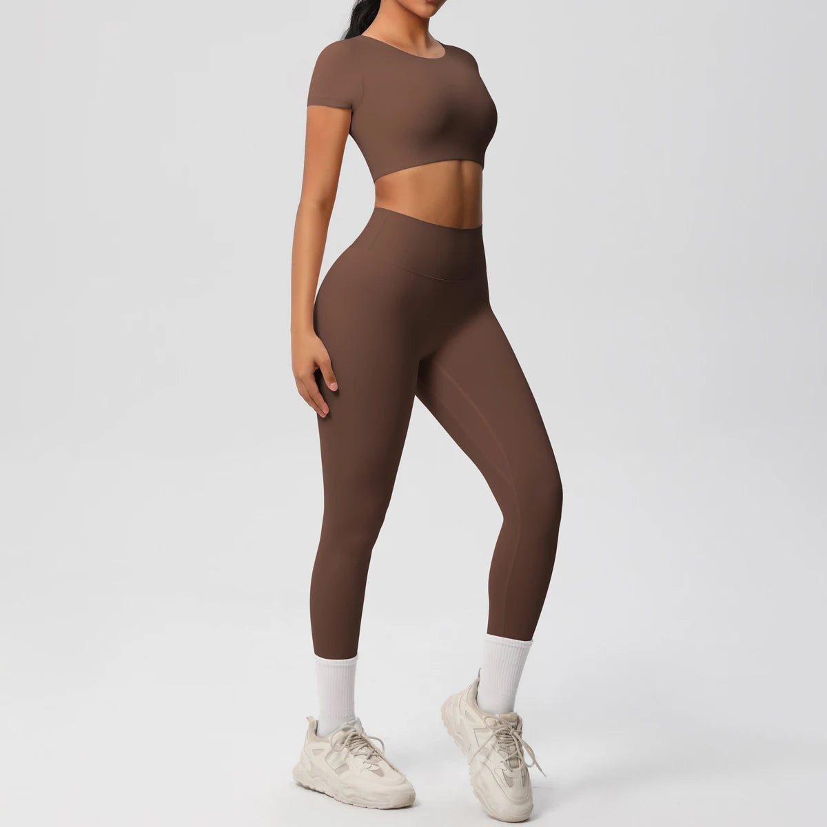 Yoga-Set mit kurzem Sporttop und Leggings in Braun, bequemes Sport-Fit-Design.